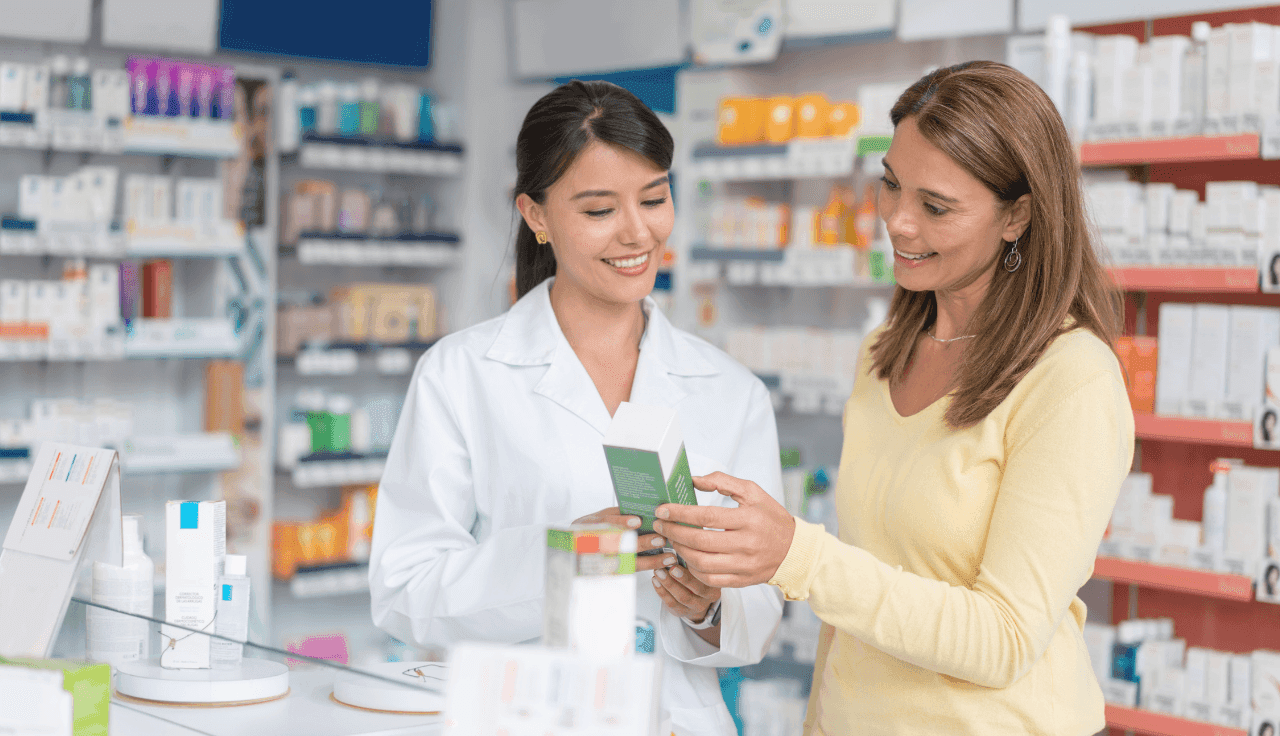 Eine Apothekerin berät eine Kundin über Produkte in einer Apotheke.