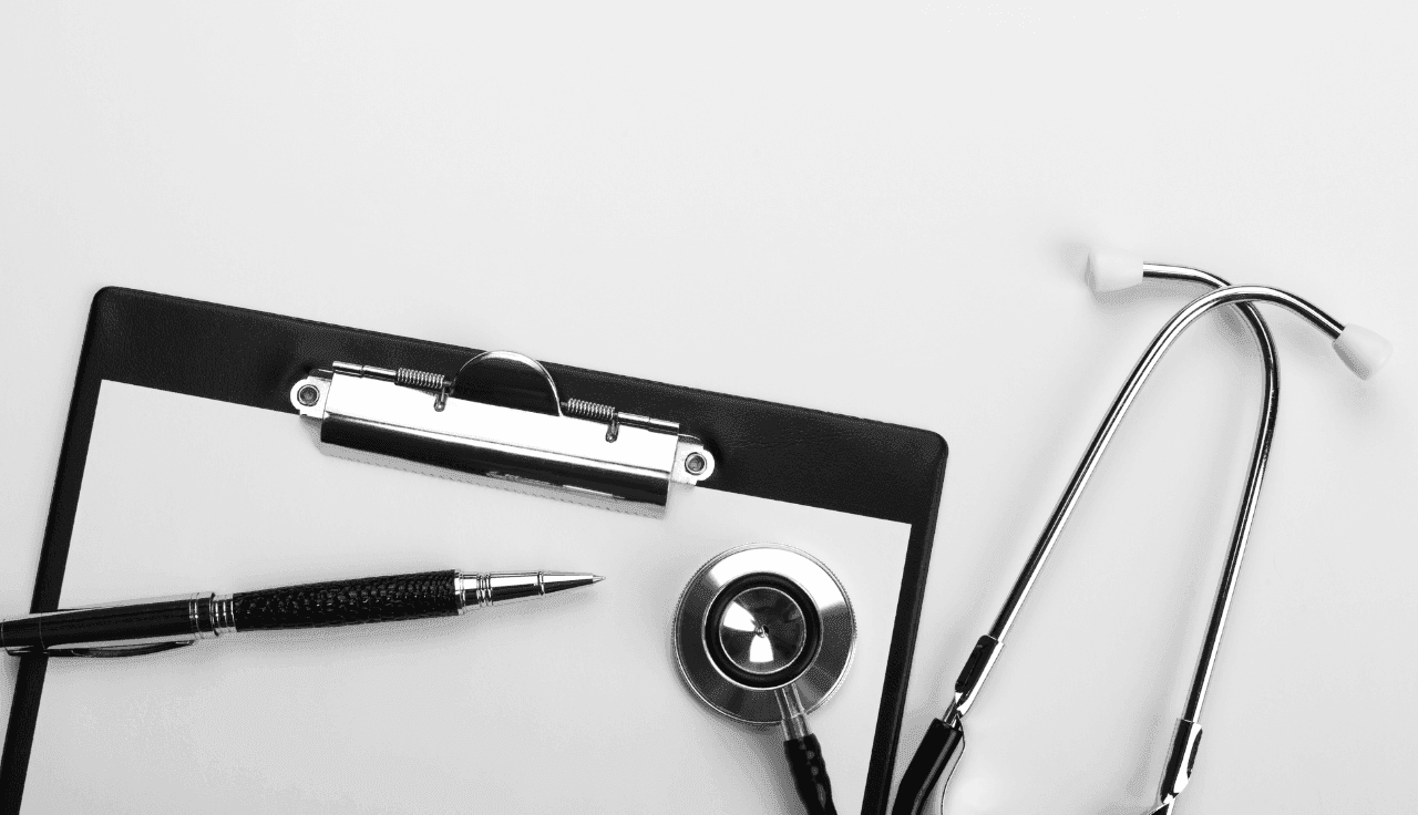 Medizinische Unterlagen mit Stethoskop und Stift